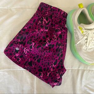 Lululemon Track That mid rise short 5” lined